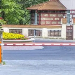 מחסום חניה לנוחותם של בעלי הרכבים